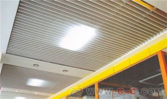 弗嵐思防火耐候大型廣場掛片鋁天花 現(xiàn)代建筑的安全與美學選擇